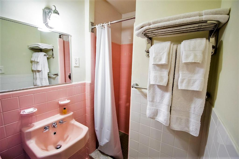 Bathroom 2, Sutton Inn, Cecil