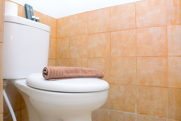 Bathroom 3, コージー アンド リラックス アット 2ッBR グリーン プラムカ シティ アパートメント, Central Jakarta