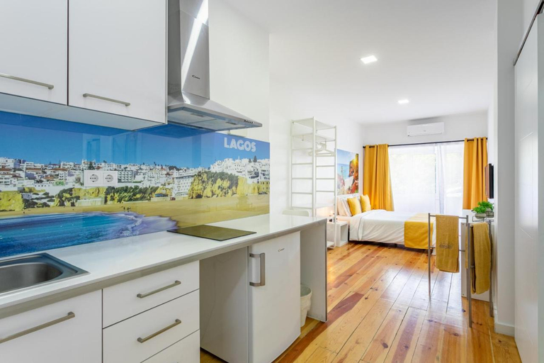 Others 4, Real Home, Loures