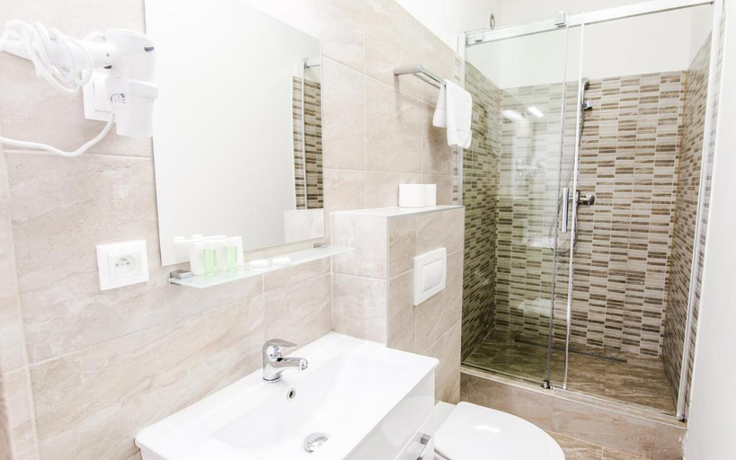 Bathroom 5, Petit Dependance, Bratislava I