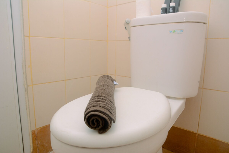 Bathroom 3, 코지 리빙 2BR 아파트먼트 앳 바수라 시티 몰, East Jakarta