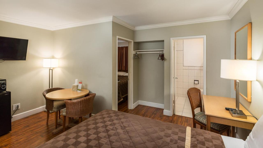 Bedroom 2, Harbor Motel, Orange