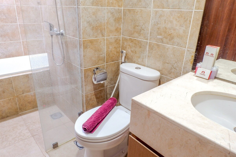 Bathroom 3, Cozy Pool View Kemang Village Residence Apartment with Direct Access to Mall, Jakarta Selatan