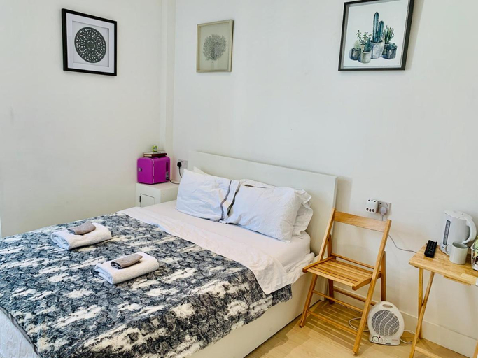 Bedroom 4, Quiet cosy rooms, London