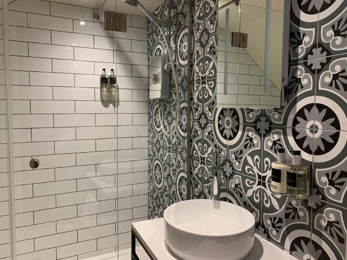 Bathroom 3, The Balerno Inn, Edinburgh