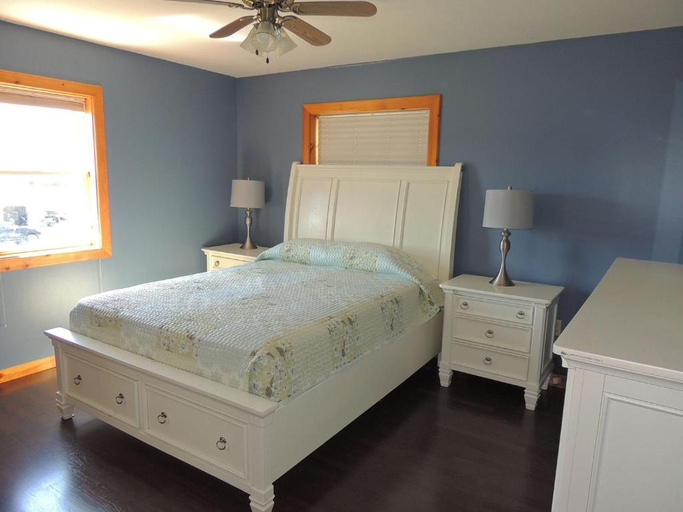 Bedroom 1, Angel Rock Waterfront Cottages, Jefferson