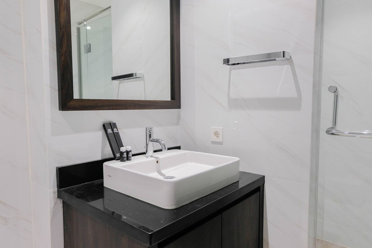 Bathroom, Comfy and Elegant 1BR Branz BSD Apartment, South Tangerang
