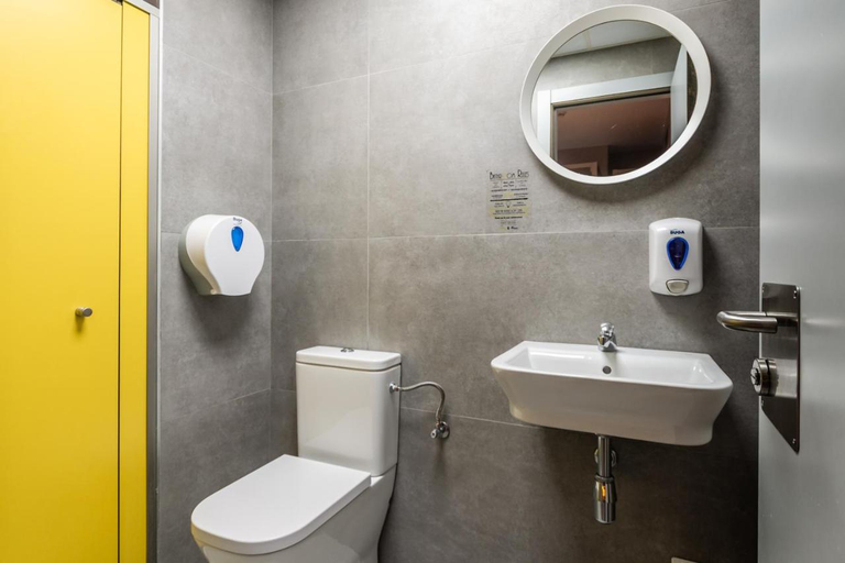Bathroom 2, Sun & Moon hostel, Barcelona