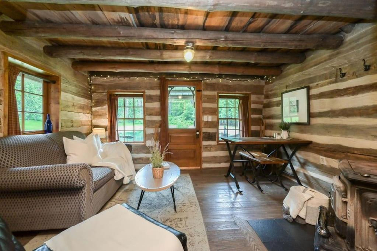Others 3, A rustic cabin in the woods, Dufferin