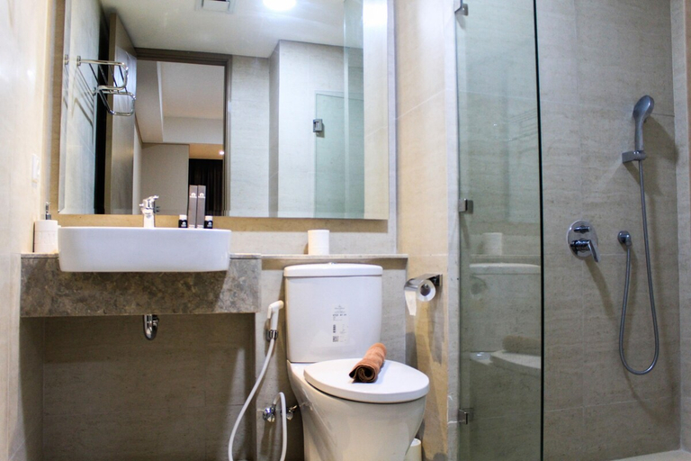 Bathroom, Best View 1Br Apartment at Gold Coast Pik by Travelio, Jakarta Utara