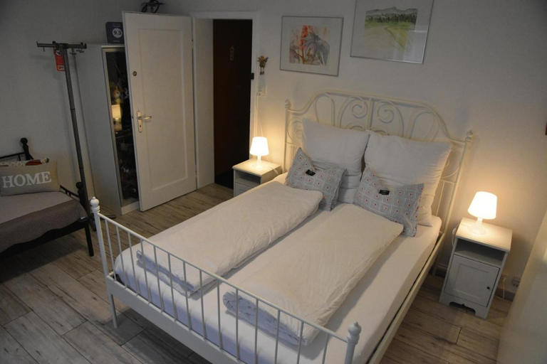 Bedroom 5, Kiki's B&B, Basel