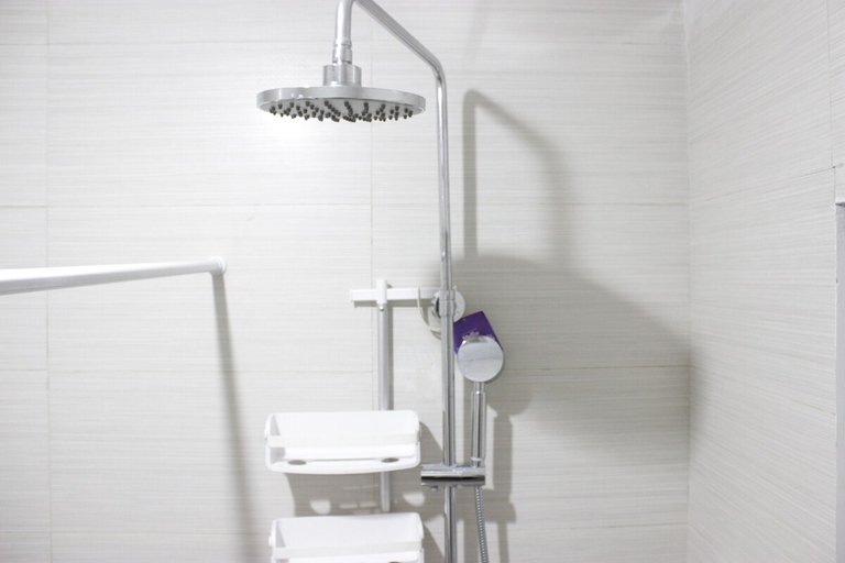 Bathroom 2, Deluxe & Cozy 3BR at Gateway Pasteur Apartment, Bandung
