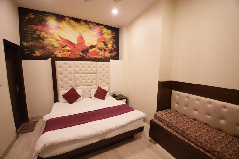 Bedroom 3, Hotel Golden Wings, Delhi