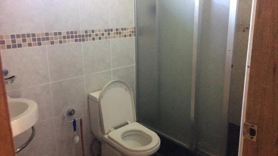 Bathroom 3, RedDoorz Hostel @ Madrias Pension House Isabela, Tumauini