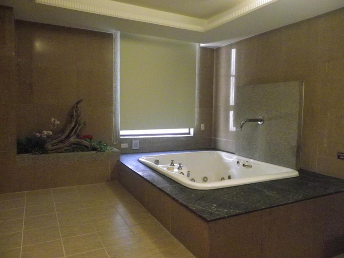 Bathroom 4, Sunflower Motel, Hsinchu City