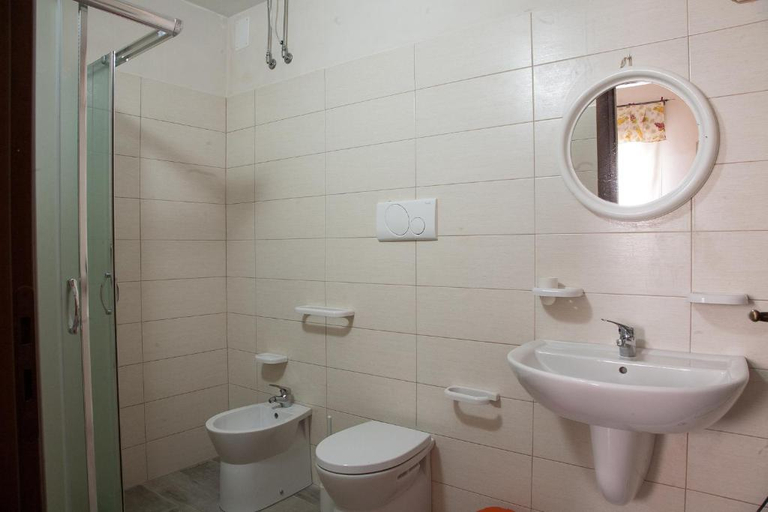 Bathroom 2, Le 5 Volte, Taranto