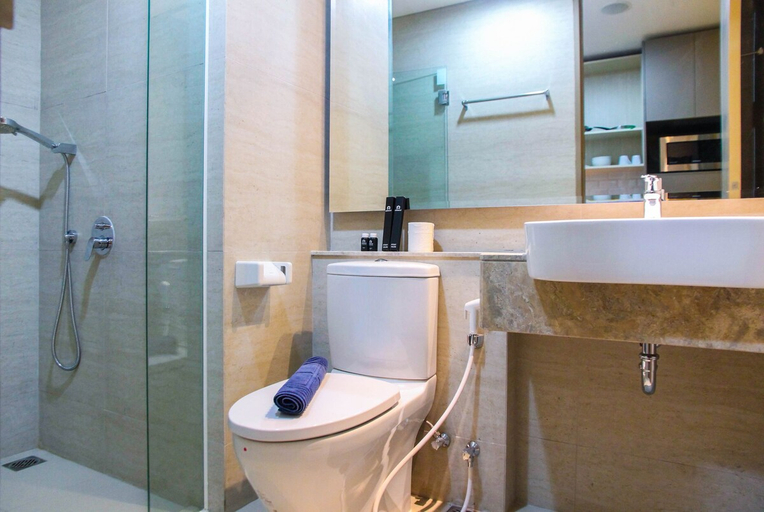 Bathroom, Cozy Stay Studio Room at Gold Coast Apartment, Jakarta Utara