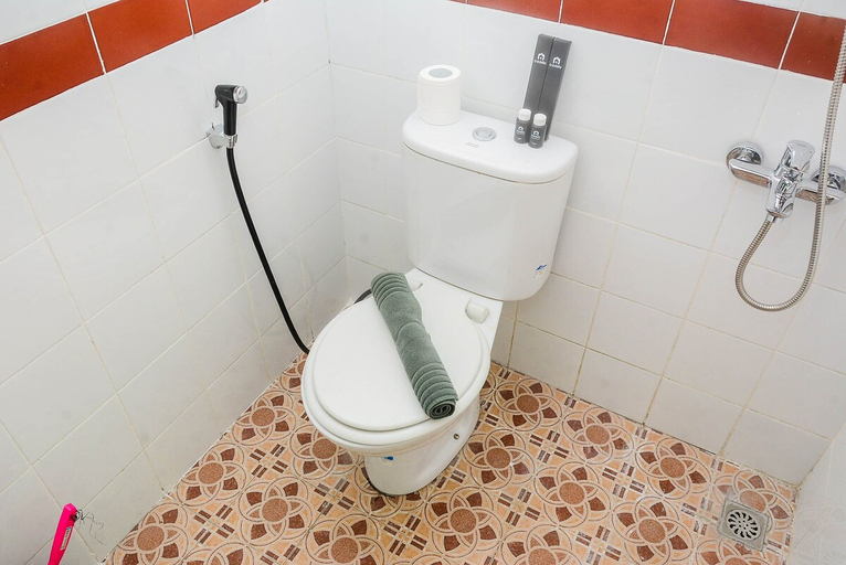 Bathroom 3, Comfy 2BR Mutiara Bekasi Apartement, Bekasi