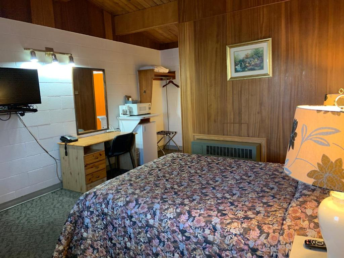 Bedroom 2, Ace Crown Motel, Division No. 1