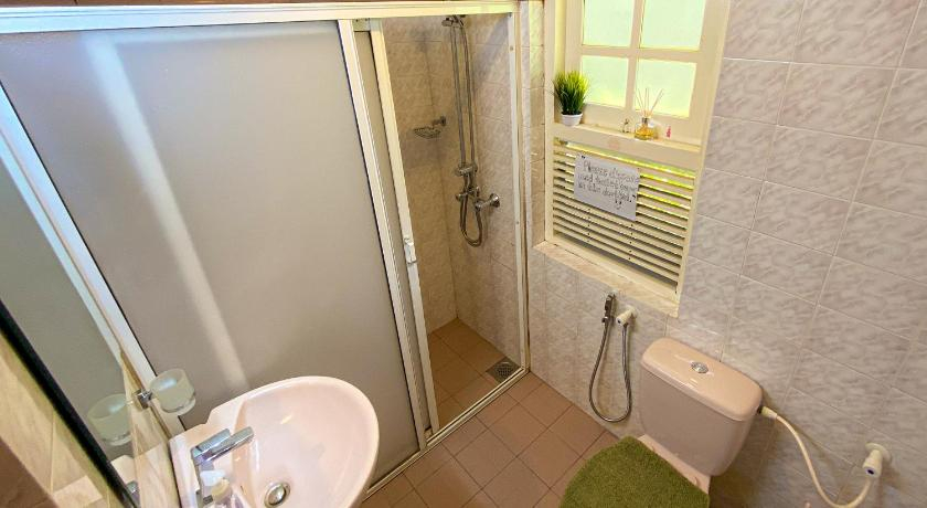 Bathroom 3, Agasthi Airport Close, Katana