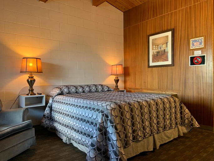 Bedroom 3, Ace Crown Motel, Division No. 1