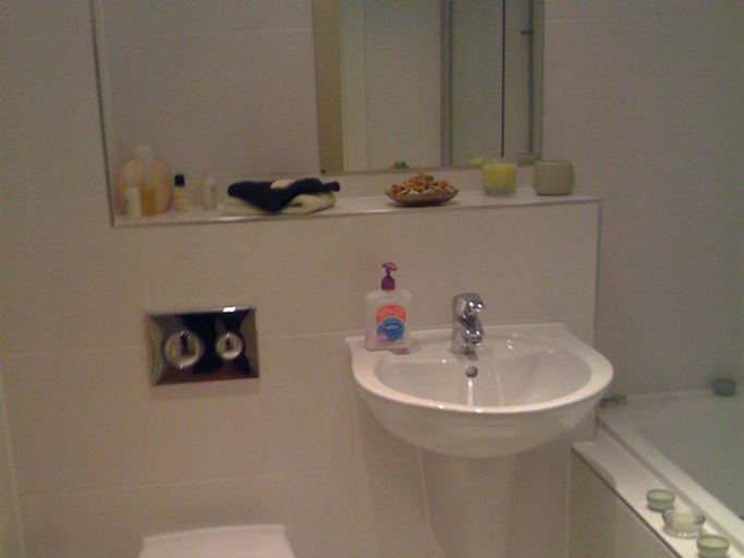 Bathroom 3, Apple House Guesthouse Heathrow Airport, London