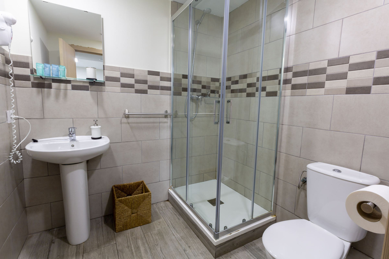 Bathroom 4, Hostal LIWI, Barcelona