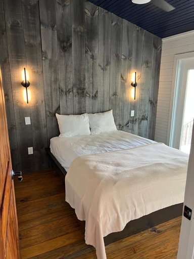 Bedroom 1, Hideout on the Horseshoe, Comal