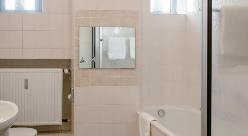 Bathroom, Hotel Handelshof, Herford
