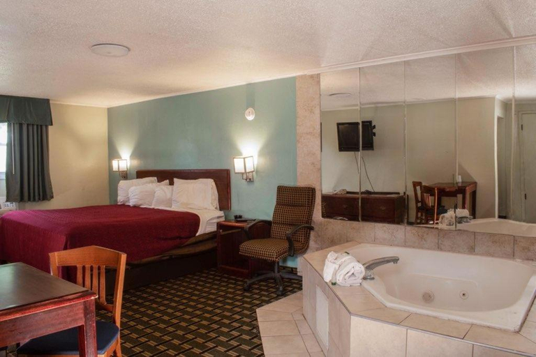 Bedroom 2, Boulevard Inn, Erie