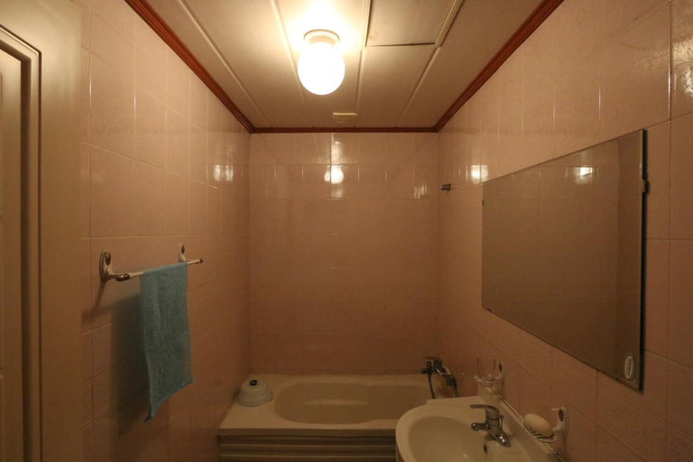 Bathroom 2, Seong Dong Jang, Buk