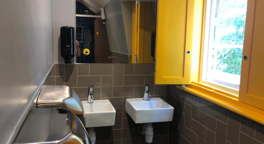 Bathroom 5, Publove @ The Rose & Crown, London
