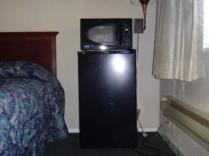 Bedroom 3, Budget Motor Inn- Mahopac, Putnam