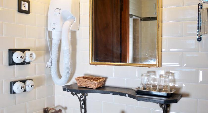 Bathroom 3, La Minauderie, Rhône