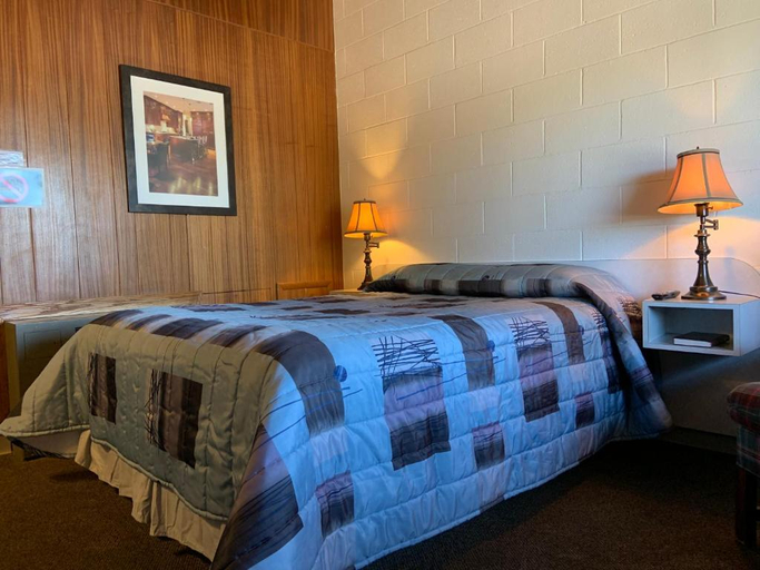 Bedroom 4, Ace Crown Motel, Division No. 1