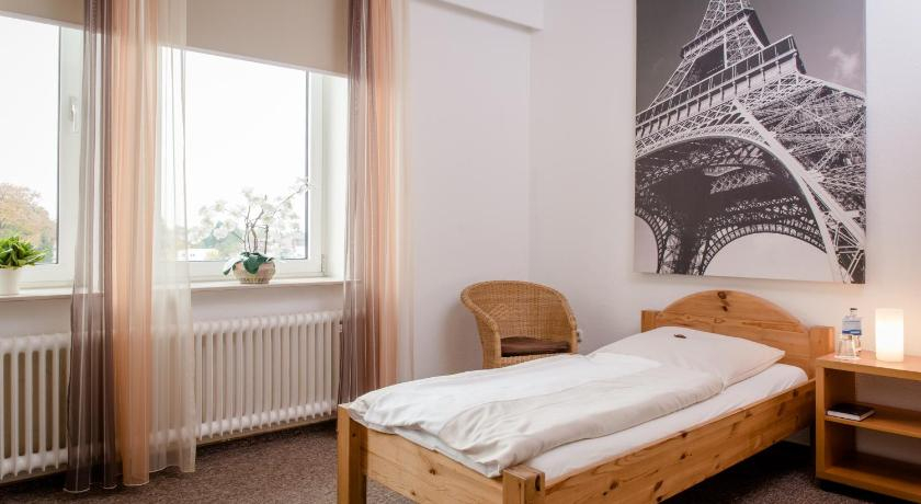 Bedroom 1, Hotel Handelshof, Herford