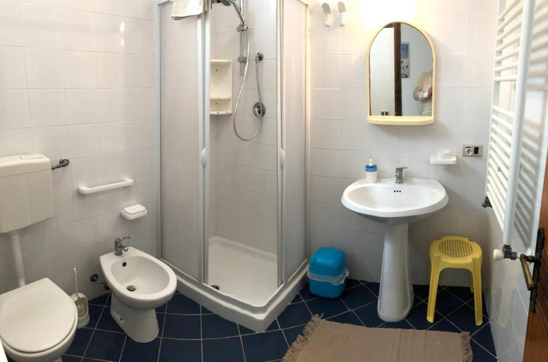 Bathroom 4, Villa Gelvi, Trapani
