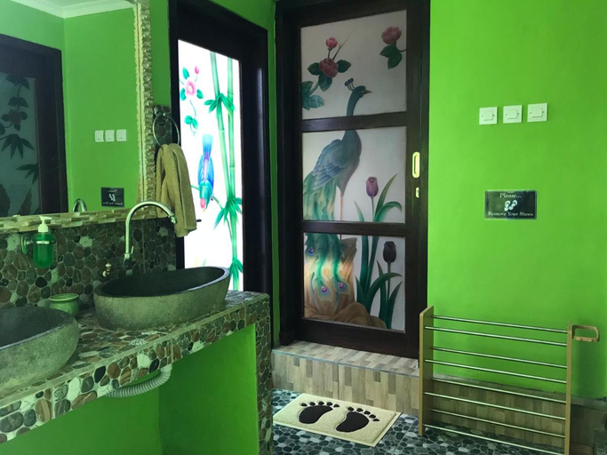 Bathroom 1, WW Backpackers, Gianyar