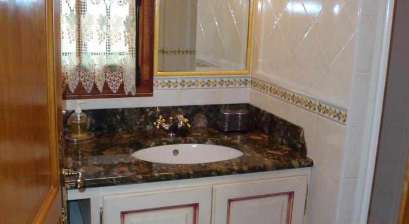 Bathroom 2, La Minauderie, Rhône