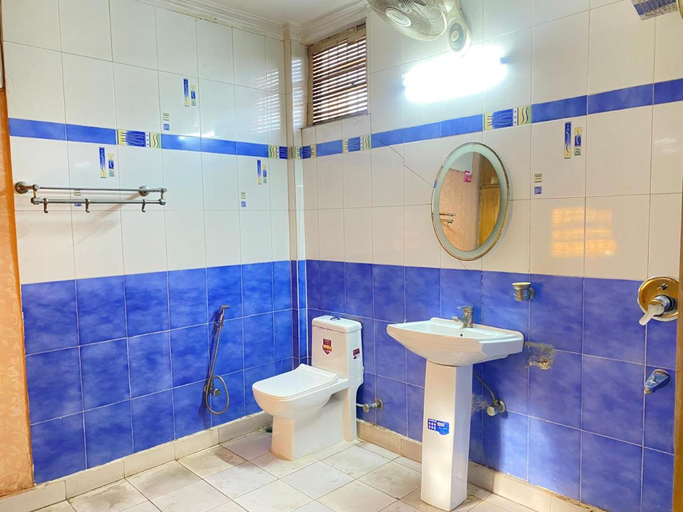 Bathroom, GoBravo-3BHK Near Airport & Cyber Hub, Delhi