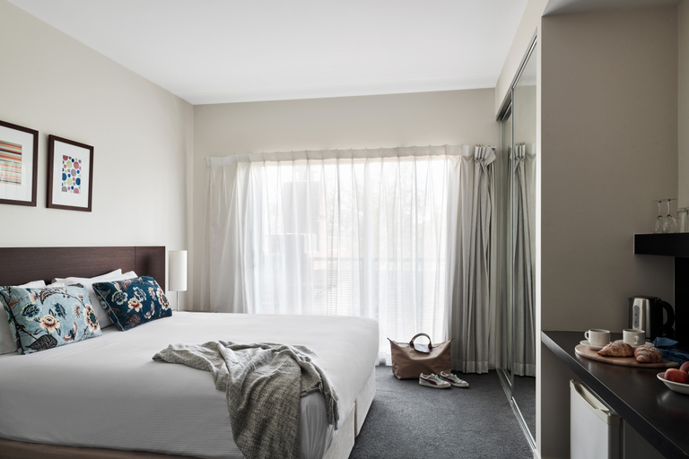 Bedroom, Punthill Essendon Grand Hotel, Melbourne