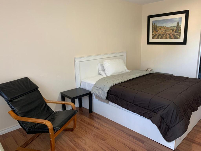 Bedroom 5, Langham Motel, Division No. 11