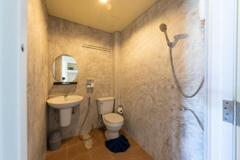 Bathroom 4, Mypatong Guesthouse Hostel, Pulau Phuket