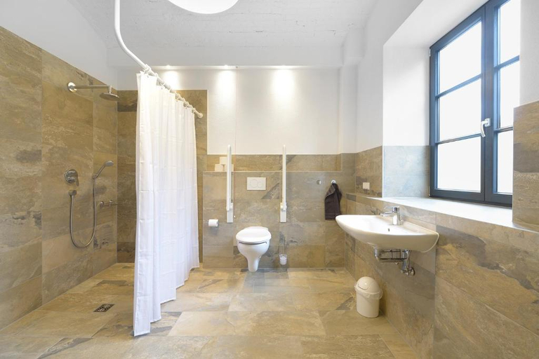 Bathroom 2, Herberge Hof Armada, Wiesbaden