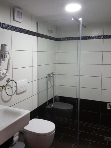 Bathroom 2, Hotel Gjirokastra, Gjirokastrës