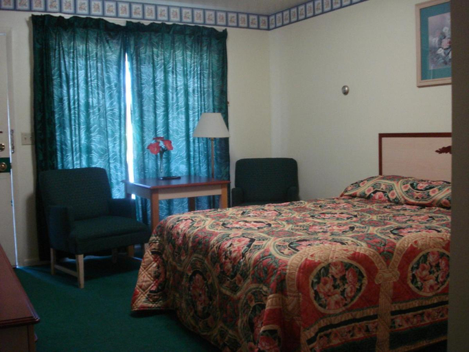 Bedroom 2, Thruway Holiday Motel, Chautauqua