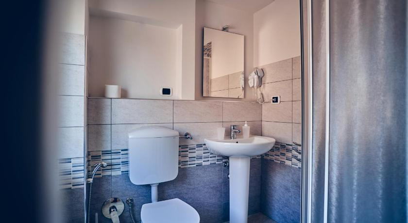 Bathroom 2, Travelershome 7Metri GuestHouse, Rome