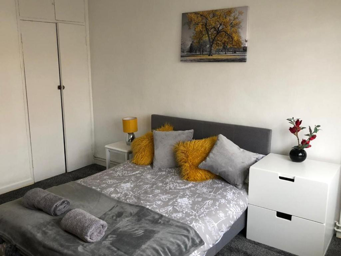 Bedroom 2, London Budget Maisonette, London