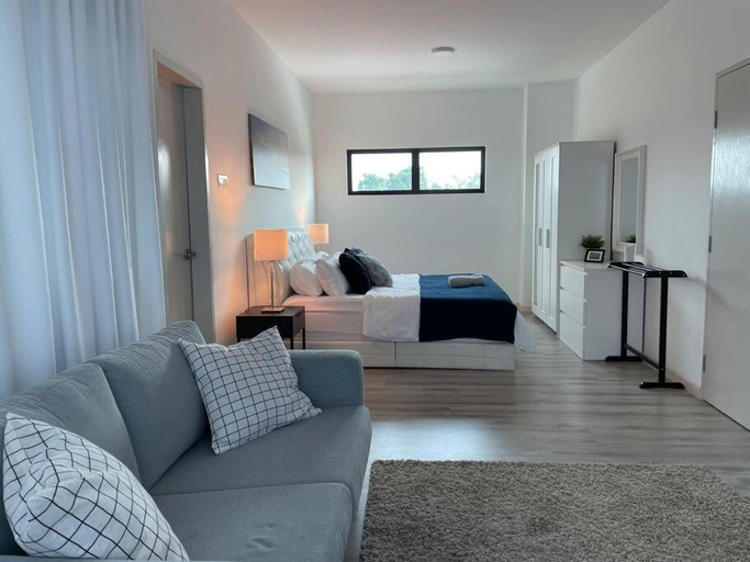 Others 2, Five BEDROOMS RESIDENTIAL HOME WITH FREE WIFI, Sepang