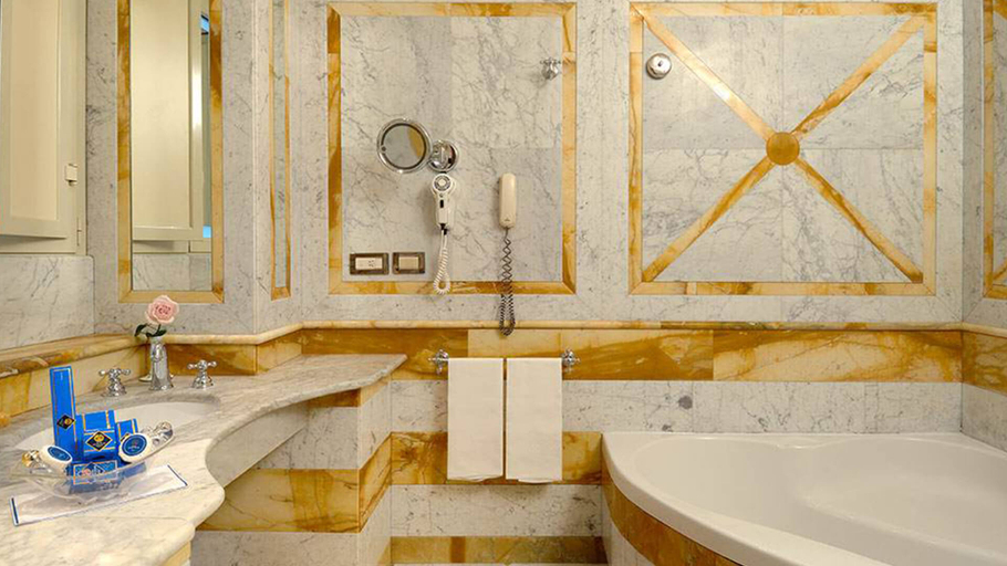 Bathroom 5, Hotel Giulio Cesare, Torino